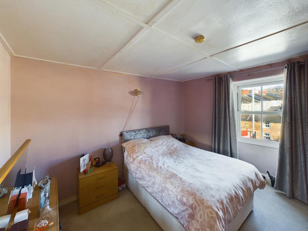 Lot: 141 - FREEHOLD HOUSE WITH LARGE GARDEN - Principal bedroom